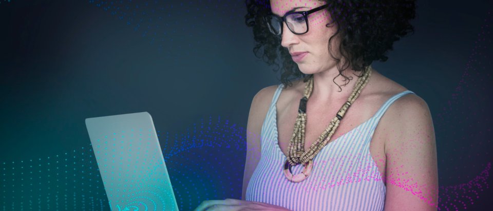 Focused event professional using a laptop to plan events with the help of AI-based tools for more efficient event management.