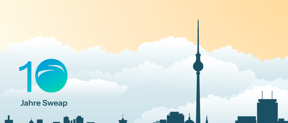 10 Jahre Sweap” vor der Berliner Skyline mit Fernsehturm und Wolken im warm-orangen Himmel