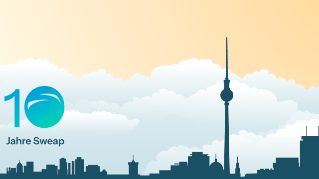 10 Jahre Sweap” vor der Berliner Skyline mit Fernsehturm und Wolken im warm-orangen Himmel