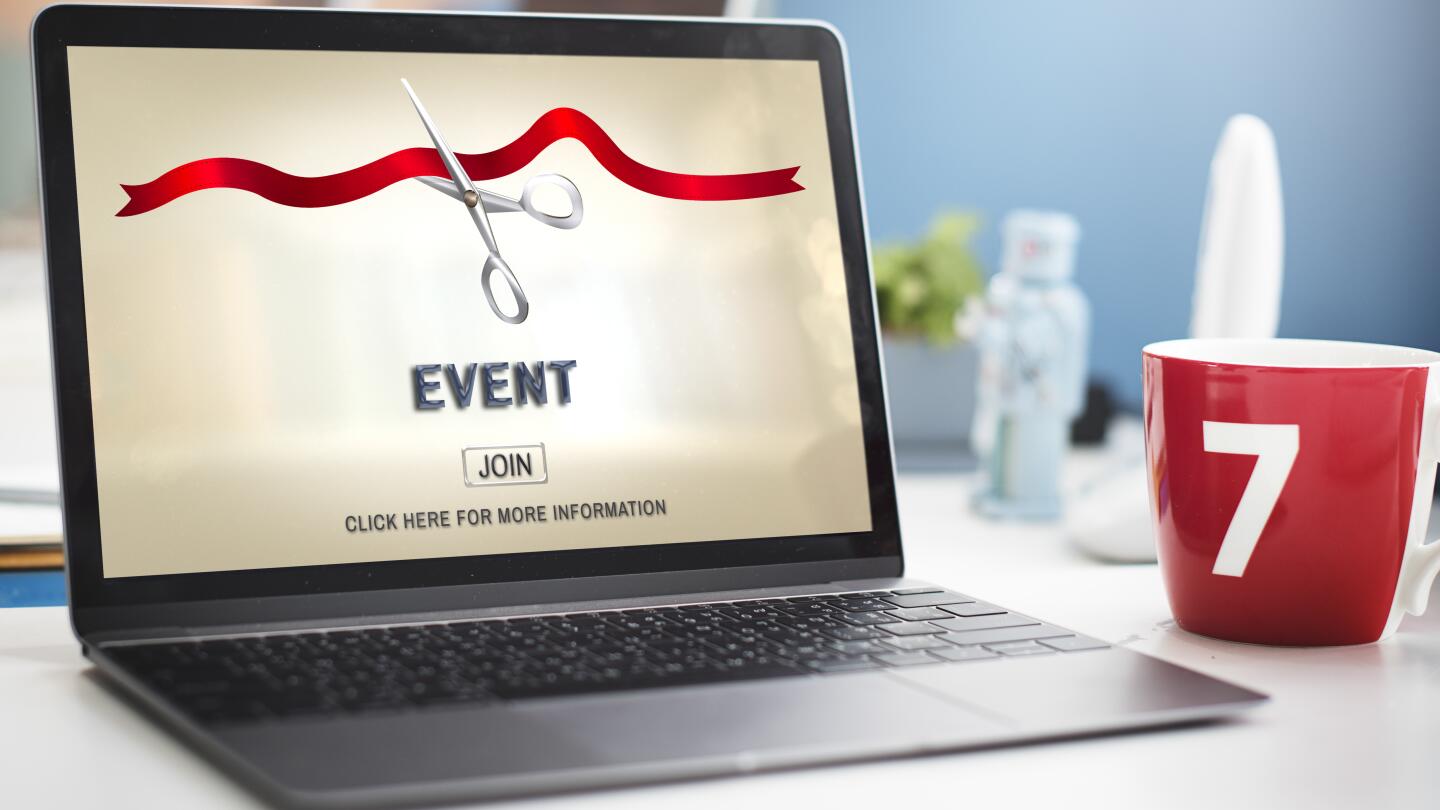 Laptop-Bildschirm zeigt eine Event-Anmeldeseite mit durchschnittener roter Schleife und ‘Join’-Button, daneben eine rote Kaffeetasse mit der Zahl 7